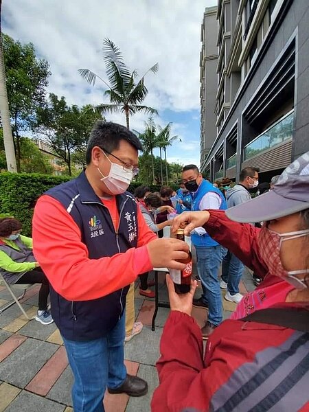 攜手做公益,愛不止息。圖/里辦提供。