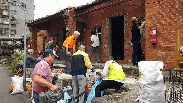 捐起衣袖日行一善。圖/里辦提供。