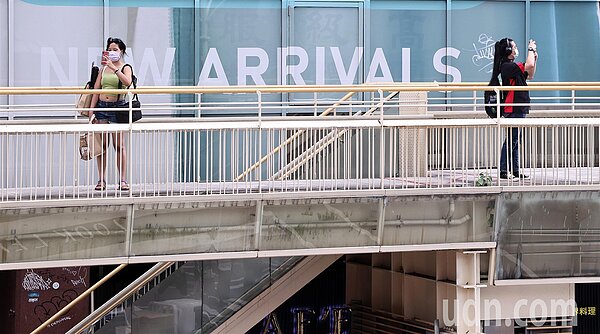 不少民眾獲知台北市世貿陸橋即將拆除的消息後,站在路橋拍攝周邊建物、車流及101大樓。記者侯永全/攝影