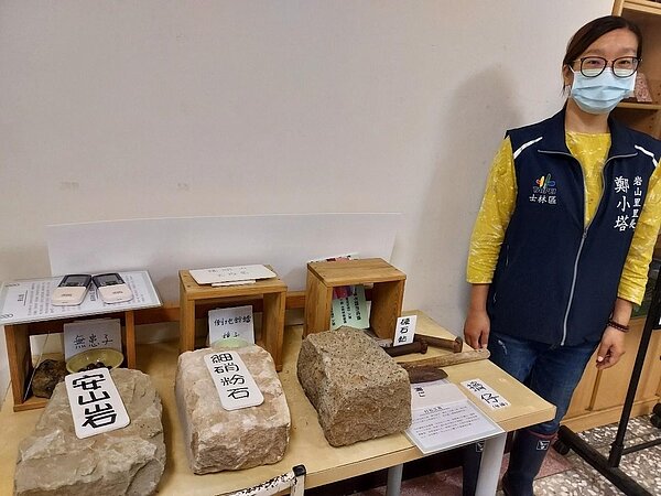 里辦公室擺設生態石塊。圖／易小滿攝