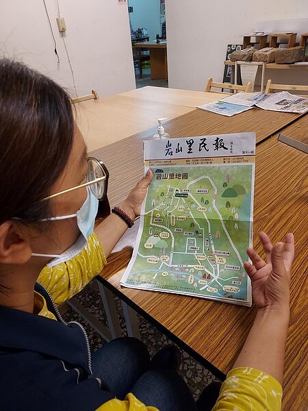 發行「岩山里民報」而廣傳在地資訊。圖／易小滿攝