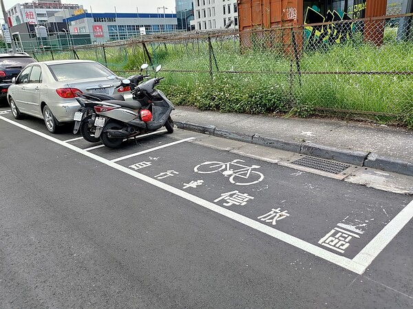 自行車停放區誤停將受罰。圖／新北市交通事件裁決處提供