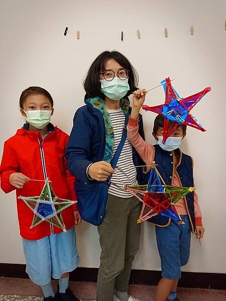 獨一無二的星星，跟小塔里長打成一片。圖／里辦提供。