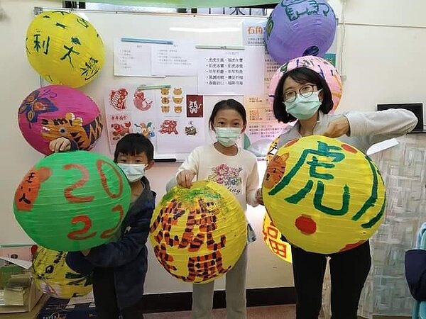 結合創意手做和環保、多元文化的燈節課程。圖／里辦提供。