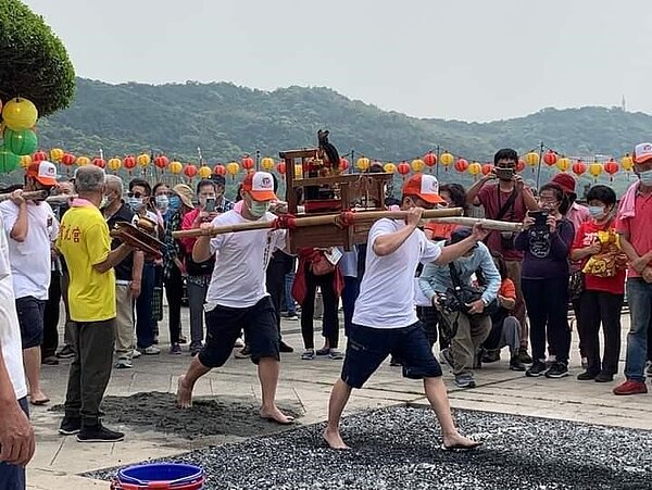 過火去煤（去霉）迎福神、好運連連。圖／里辦提供。