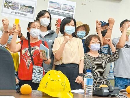 中油五輕整治區未依原計畫於6月交地給台積電,12日居民爆料當地仍有地下水汙染,形成不明原因大面積積水。市議員陳麗娜(中)痛要高市府落實監督,不要影響台積電設廠進度。(袁庭堯攝)