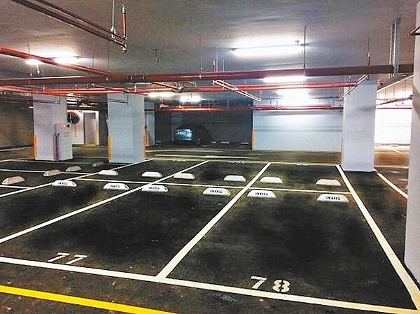 因應新冠肺炎疫情,新北市核定紓困方案,減免公辦民營停車場權利金,因此在去年12月首度出現權利金盈損出現赤字的情況。圖/中時電子報