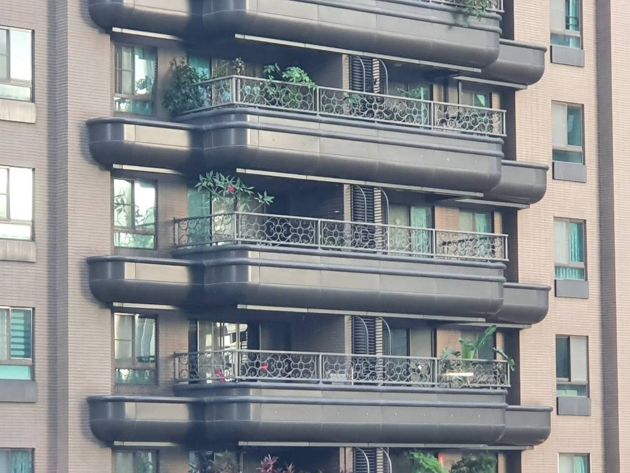 新北建築物的陽台受限中央法規,深度僅能2公尺,新北建築師公會向市府反映,希望能比照台中,透過自治條例突破,以「綠能設施」方式避開中央現有限制。記者李成蔭/攝影