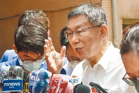 台北市議會通過「台北市重陽敬老禮金致送自治條例」,要求市府恢復發放重陽敬老金,市長柯文哲(右二)12日表示,錢從哪來才是問題,難道要「舉債兒孫還」?(鄧博仁攝)