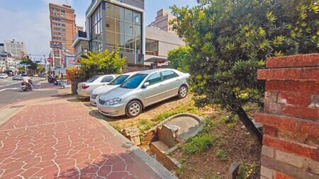 桃園市藝文特區經國路、南平路1處墓地約有50年歷史,但因有民眾為方便,把墓地當停車場,甚至有民眾疑為了停車,將墓碑撞斷。(賴佑維攝)