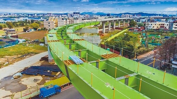 桃園市長鄭文燦12日指出,捷運綠線是桃園市政府第一條自主辦理的捷運工程,目前進度略為超前,將可依期程分段通車。圖/捷運局提供/蔡依珍桃園傳真