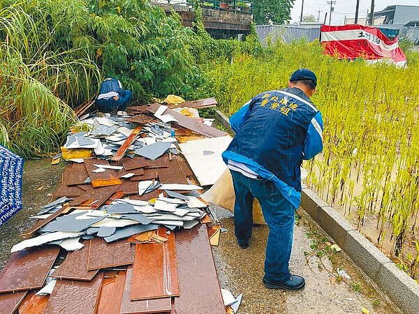 新北市環保局查出,鼎泰豐委託非法業者清除廢棄物,將依法告發,最高可罰300萬元。(新北市環保局提供/葉德正新北傳真)