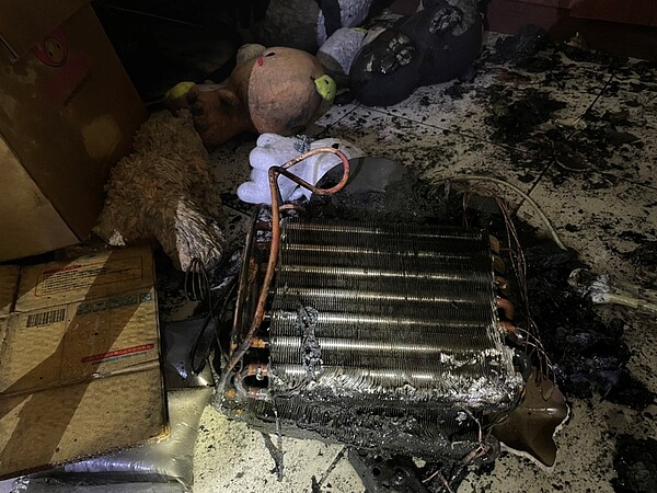 台南市安南區透天厝,除濕機起火冒煙。聯合報記者黃宣翰/翻攝