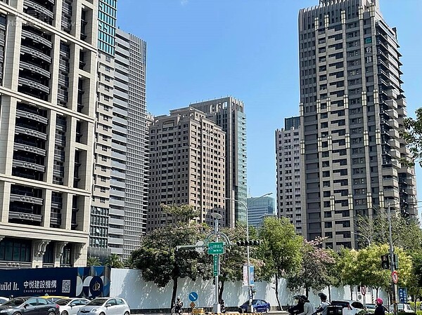 2022年6月全台與七都共有19945件預售屋轉售刊登,其中台中地區就佔了7036件。圖/好房網News記者呂詠柔攝