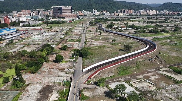 三和路替代便道將於15日上午10時啟用通行，同時封閉舊有三和路部分路段。圖／新北市政府地政局