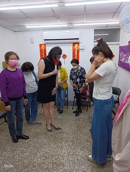 里民在課程中越來越有自信，從站姿中都能看出美姿美儀。圖／截自里長鄭智耀個人臉書