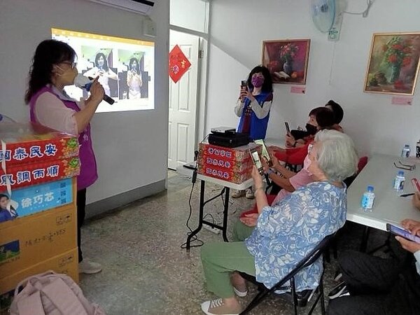 里民專注聆聽基礎攝影構圖課程。圖／截自里長鄭智耀個人臉書