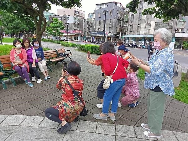 到社區公園實際練習上課成果。圖／截自里長鄭智耀臉書
