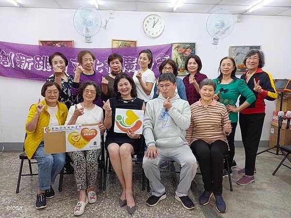 前中國小姐擔任講師，教授里民美姿美儀。圖／截自里長鄭智耀個人臉書