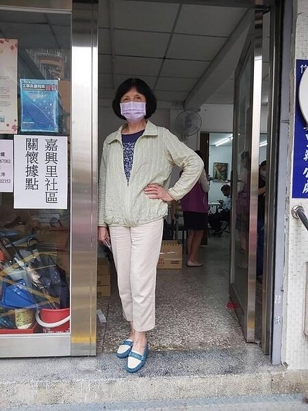 里民結合美姿美儀與基礎攝影課程，拍出自信美照。圖／截自里長鄭智耀個人臉書