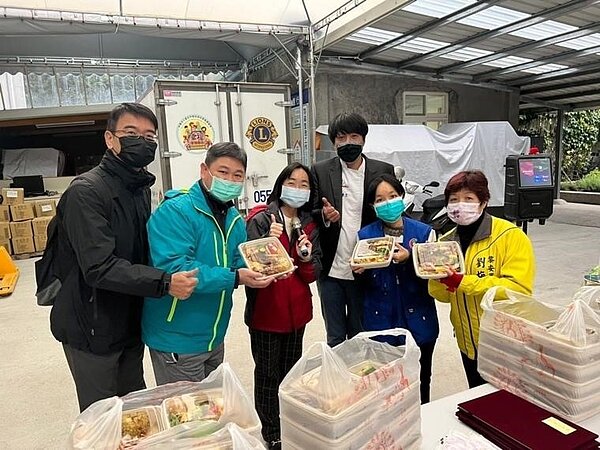 里長在里內發送愛心餐盒給老弱婦孺。圖／截自里長鄭智耀個人臉書