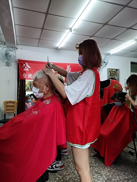 設計師細心的為里民服務。圖／截自里長鄭智耀個人臉書