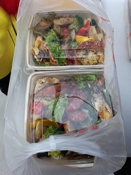 餐盒內容物十分豐盛，其中包含鮑魚、龍蝦、鰻魚等菜色。圖／截自里長鄭智耀個人臉書