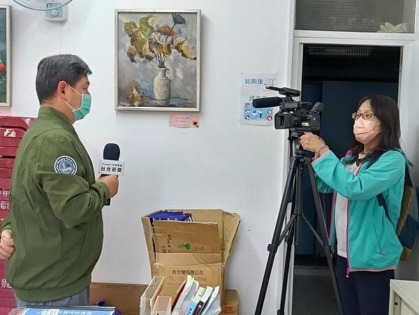 里內義剪活動吸引記者前往採訪報導。圖／截自里長鄭智耀個人臉書