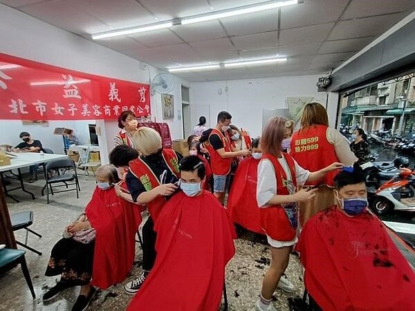 工會設計師用嫻熟的手法，為里民服務。圖／截自里長鄭智耀個人臉書