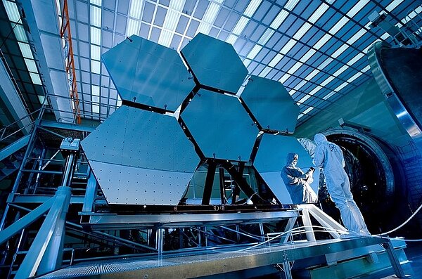 韋伯太空望遠鏡位在距地球100萬哩外的太空,與位在地表340哩上空的哈伯望遠鏡相比何其之遠,仍能把高清晰度太空照片傳回地球。圖/維基百科