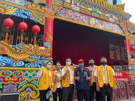 永慶房屋積極參與合成里的藝文活動,現場協助支援,是鄰里的好幫手。圖/永慶房產集團提供