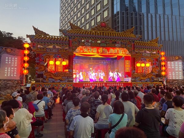 南港區合心廣場舉辦精彩的歌仔戲表演，為夏日夜晚增添藝術氣息。圖／永慶房產集團提供