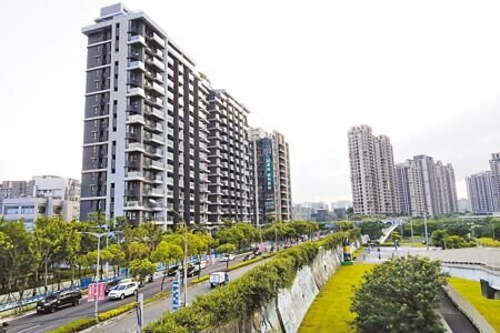 財政部公布今年上半年擁有非自住房屋情形統計有非自住房屋有52.5萬人,比去年多2.37萬人,財政部官員認為,十戶以上的個人有減少,打炒房的效果已經逐漸顯現。圖為新北市市區林立的房屋。(陳信翰攝)