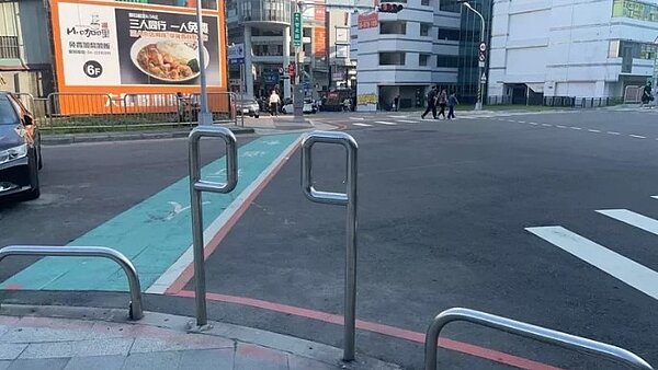 台中火車站旁的人行道入口裝設車阻,輪椅族必須過馬路繞行300公尺才能進入車站。圖/台中市議員羅廷瑋提供