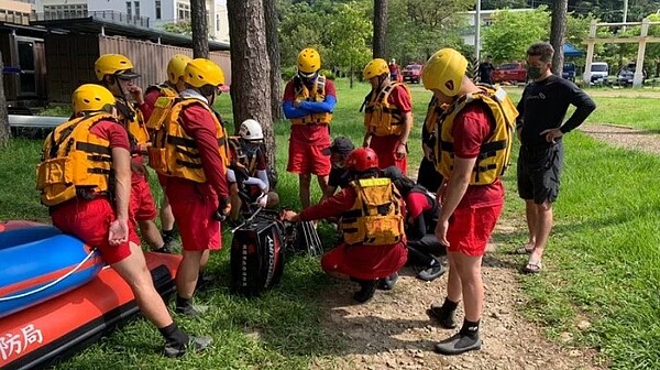 消防第四大隊今在石門水庫阿姆坪舉辦「水域救援訓練」，呼籲民眾到合法安全場所玩水。圖／桃市府消防第四大隊提供