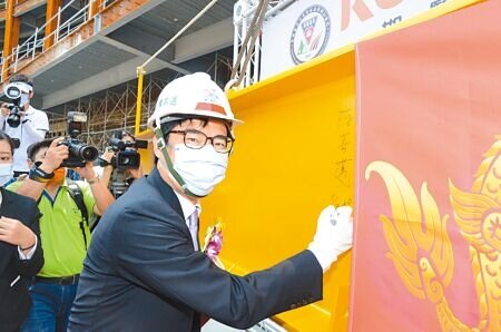 高雄市長陳其邁13日出席高醫岡山醫院一期醫療大樓新建工程上梁典禮，他在鋼梁上簽名。（林瑞益攝）