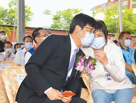 高醫岡山醫院13日舉行上梁典禮，高雄市長陳其邁（左）與高雄市議會副議長陸淑美交流熱絡。（林瑞益攝）