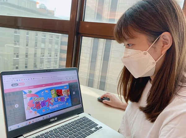 搶出遊商機,7-ELEVEN的ibon售票網主打樂園套票最低3折起、熱門交通最低6折起,指定樂園、交通套票加價購高鐵車票更享有75折優惠。圖/7-ELEVEN提供