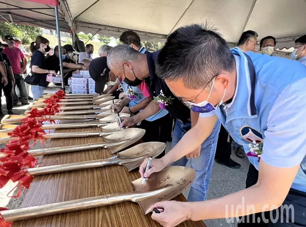 與會的貴賓在動土的金鏟上面簽名留念。記者蔡家蓁／攝影