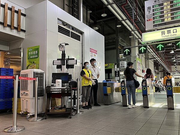 台鐵桃園站大廳冷氣故障,站方先設水冷氣降溫,台鐵評估安裝排氣扇加強站體熱氣排出,期能提高空氣流通性,改善候車環境的舒適度。記者朱冠諭/攝影