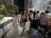 世貿天橋將要拆　民眾搶留最後畫面拍婚紗照