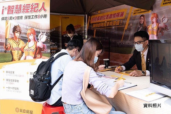 永慶房屋經紀人職位具高薪機會、提供新人收入保障、又能就近服務，獲得畢業生青睞，26歲以下年輕履歷量成長約2成。圖／永慶房產集團提供