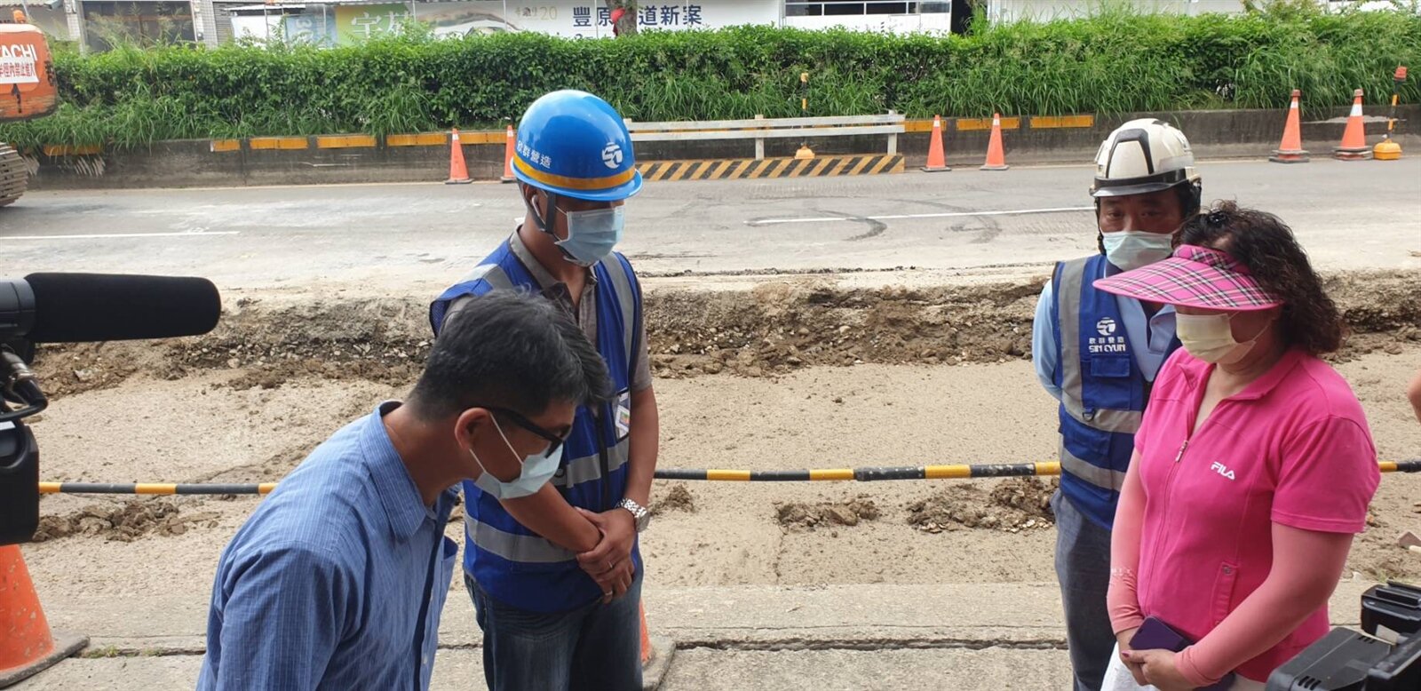 自來水公司中區工程處在豐原區豐原大道施工,住戶與店家抗議封路久,影響出入和生計,水公司人員(左)今天向住戶致歉。記者游振昇/攝影