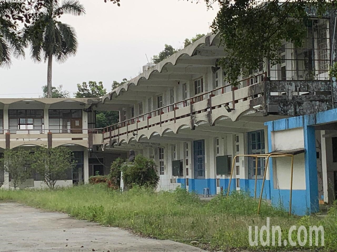 大林鎮中坑里的龍岩國小，10年多前廢校至今，校舍已顯得斑駁老舊成為撞膽探險秘境。記者呂慧瑜／攝影 