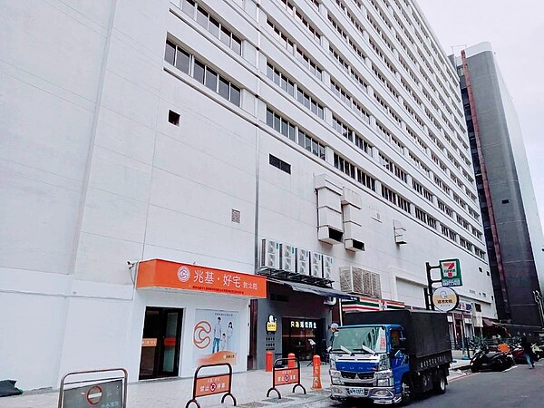 國家住都中心推動內政部「旅館轉社宅」計劃,台北市松山區「兆基好宅(敦北館)」300戶, 於今(2022)年7月13日至7月22日受理申請。圖/國家住都中心提供