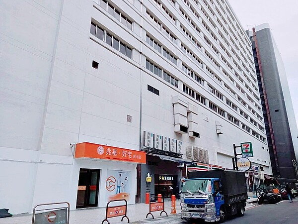 國家住都中心推動內政部「旅館轉社宅」計劃，台北市松山區「兆基好宅(敦北館)」300戶， 於今（2022）年7月13日至7月22日受理申請。圖／國家住都中心提供
