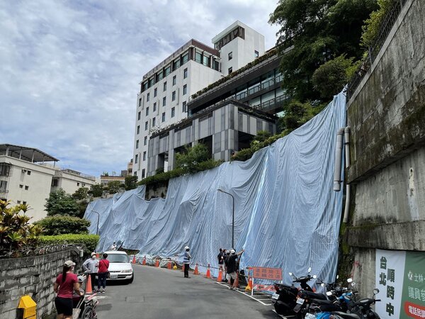大地酒店旁邊坡崩塌搶修中，預計8月中旬修復完成。圖／台北市新工處提供