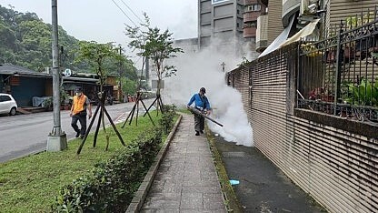 噴藥人員沿街施藥消毒。圖／擷取自范姜玉嬌里長臉書