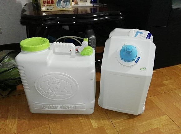 因應疫情，百福里辦公處發放次氯酸水。圖／擷取自林燕玲里長臉書

