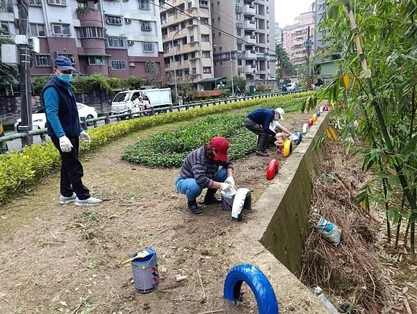 里民彩繪輪胎美化環境。圖／范姜玉嬌里長提供